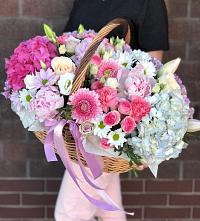 Цветочная композиция из Розы, Хризантемы, Пионы и Лизиантусы в корзине в Полярном