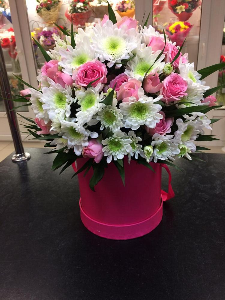 Цветочная композиция из Розы и Хризантемы в шляпной коробке в Полярном