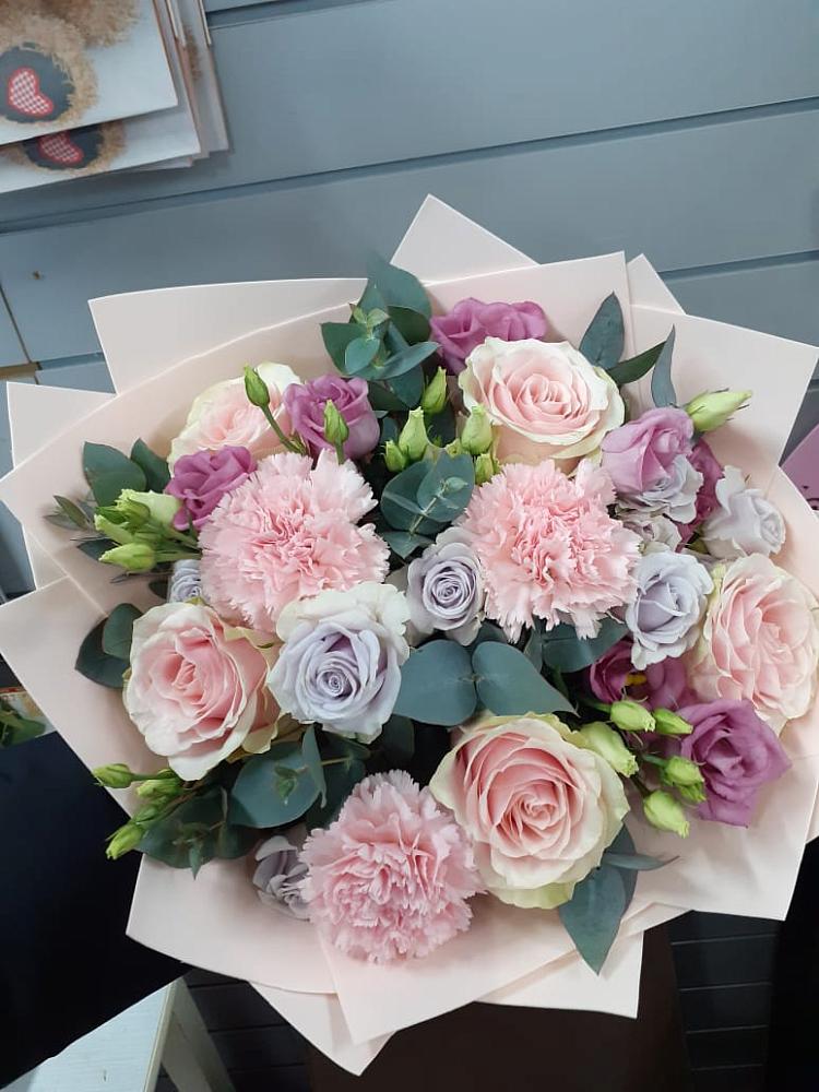 Букет цветов из: Розы, Гвоздики и Лизиантусы в Полярном